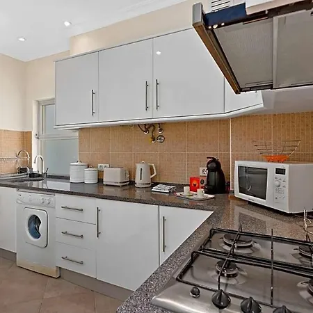 Sleeps 4 With Pool And Air Con